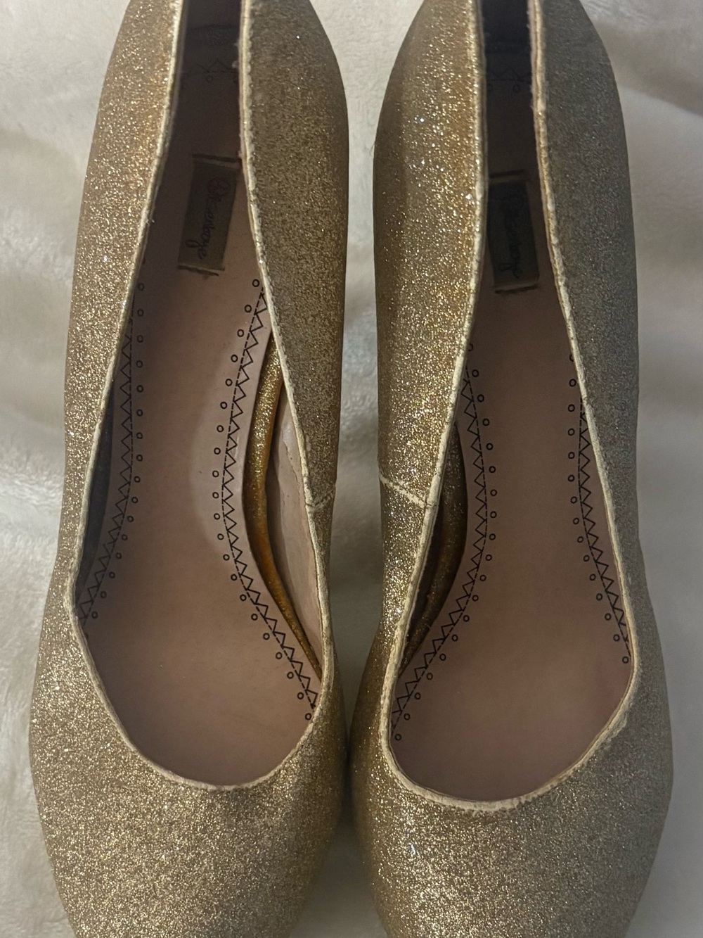 Dream Pairs Gold Glitter Round-Toe Heels